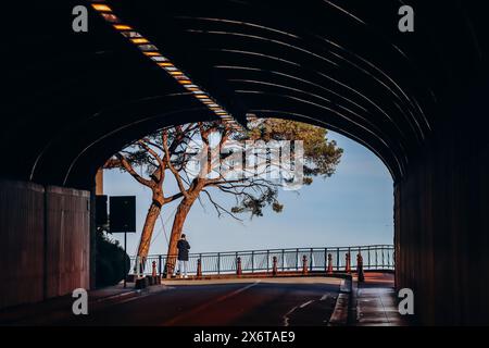 Tunnel à Monaco et vue sur la mer de celui-ci Banque D'Images