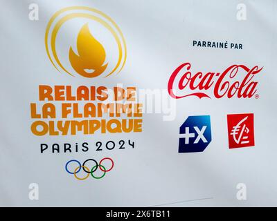 Marseille, France. 14 mai 2024. Une affiche avec la mention des entreprises sponsorisant la flamme olympique à Marseille, France, le 14 mai 2024. Photo de Laurent Coust/ABACAPRESS. COM Credit : Abaca Press/Alamy Live News Banque D'Images