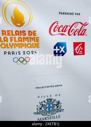 Marseille, France. 14 mai 2024. Une affiche avec la mention des entreprises sponsorisant la flamme olympique à Marseille, France, le 14 mai 2024. Photo de Laurent Coust/ABACAPRESS. COM Credit : Abaca Press/Alamy Live News Banque D'Images