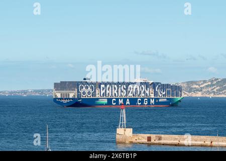 Marseille, France. 08 mai 2024. Le navire porte-conteneurs GNL groenland de CMA-CGM dans le port avec des conteneurs peints du logo des Jeux Olympiques de Paris 2024 à Marseille, France, le 8 mai 2024. Photo de Laurent Coust/ABACAPRESS. COM Credit : Abaca Press/Alamy Live News Banque D'Images