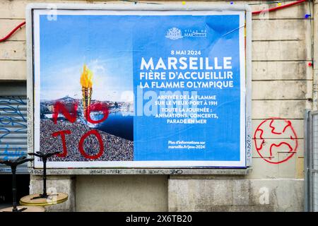 Marseille, France. 14 mai 2024. Une étiquette anti-Jeux Olympiques sur une affiche officielle accueillant la flamme olympique à Marseille, France, le 14 mai 2024. Photo de Laurent Coust/ABACAPRESS. COM Credit : Abaca Press/Alamy Live News Banque D'Images