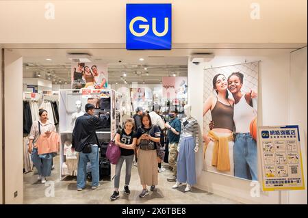 Hong Kong, Chine. 16 mai 2024. Les acheteurs sont vus dans le magasin de vêtements japonais GU à Hong Kong, (photo de Sebastian Ng/SOPA images/SIPA USA) crédit : SIPA USA/Alamy Live News Banque D'Images