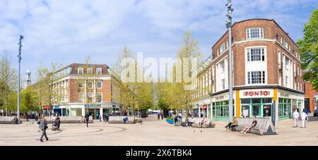 Hull City Centre Queen Victoria Square avec restaurant Ponto Lounge et King Edward Street Hull Kingston upon Hull Yorkshire Angleterre GB Europe Banque D'Images