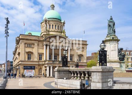 Hull City Hall dans Queen Victoria Square avec Queen Victoria Statue Kingston upon Hull Yorkshire Angleterre UK GB Europe Banque D'Images