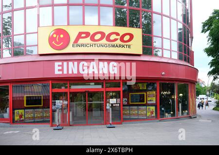 Berlin, Allemagne, 7 mai 2024, entrée et façade du magasin Poco à Blücherplatz à Kreuzberg Banque D'Images