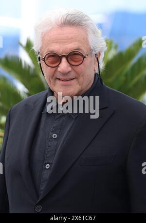 Cannes, France. 16 mai 2024. George Miller assiste au Photocall 'Furiosa : a Mad Max Saga' (Furiosa : une Saga Mad Max) au 77e Festival de Cannes au Palais des Festivals le 16 mai 2024 à Cannes, France. Photo : DGP/imageSPACE crédit : Imagespace/Alamy Live News Banque D'Images