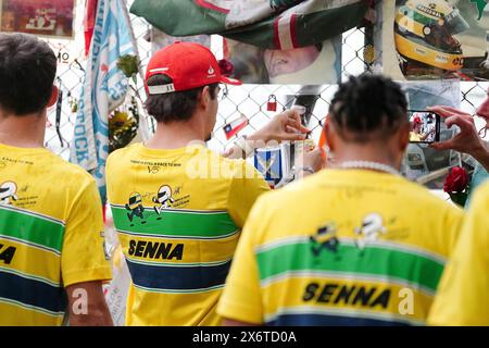 Le pilote Ferrari Charles Leclerc (au centre) et d'autres pilotes rendent hommage au Mémorial Ayrton Senna sur le circuit Autodromo Internazionale Enzo e Dino Ferrari en Italie. Cela fait 30 ans que la carrière du brésilien a été écourtée lorsqu’il est décédé au Grand Prix de Saint-Marin 1994, à l’âge de 34 ans. Senna participe à 161 courses de formule 1, remportant 41 d'entre elles et remportant trois championnats du monde. Date de la photo : jeudi 16 mai 2024. Banque D'Images