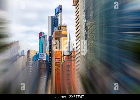 Flou radial des immeubles modernes de grande hauteur sur Gloucester Road dans le district de Wan Chai. Hong Kong, Chine. Banque D'Images