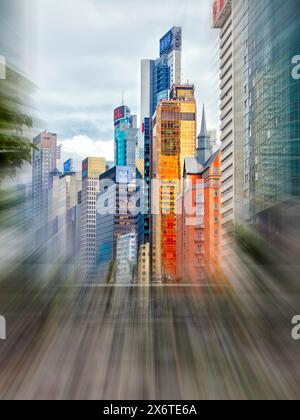 Flou radial des immeubles modernes de grande hauteur sur Gloucester Road dans le district de Wan Chai. Hong Kong, Chine. Banque D'Images