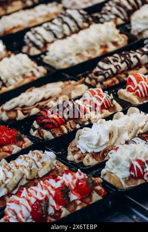 Gaufres belges traditionnelles avec différentes garnitures Banque D'Images