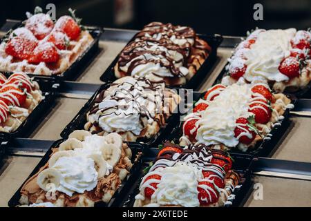 Gaufres belges traditionnelles avec différentes garnitures Banque D'Images