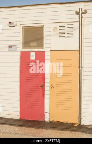 Vieilles surfaces en bois peintes délavées. Porte et poignée de porte. Banque D'Images