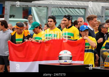 16 mai 2024, Autodromo Enzo e Dino Ferrari, Imola, Grand Prix de formule 1 Emilia Romagna 2024, dans la photo Sebastian Vettel fait le tour de la piste avec tous les pilotes de formule 1, formule 2 et formule 3, à la mémoire des blessés fatals Ayrton Senna et Roland Ratzenberger. Lando Norris (GBR), McLaren F1 Team, Fernando Alonso (ESP), Aston Martin Aramco Cognizant Formula One Team, lance Stroll (CAN), Aston Martin Aramco Cognizant Formula One Team, Esteban Ocon (FRA), Alpine F1 Team, Yuki Tsunoda (JPN), Visa Cash App RB Formula One Team Banque D'Images