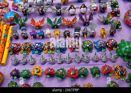 Tlacolula, Oaxaca, Mexique. Marché de Tlacolula. Animaux en bois peints à la main de bois de copal. Alebrijes. Banque D'Images