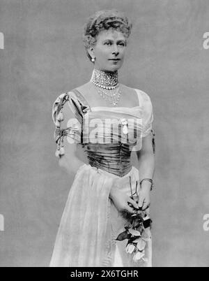 Portrait de la reine Mary de Teck, pris pendant la première Guerre mondiale, vers 1915. Marie, l'épouse du roi George V, a servi comme reine consort de 1910 à 1936. Connue pour son sens aigu du devoir et son soutien aux efforts de guerre, la reine Mary a joué un rôle important dans la remontée du moral sur le front intérieur et le soutien à des causes caritatives pendant la guerre. Banque D'Images