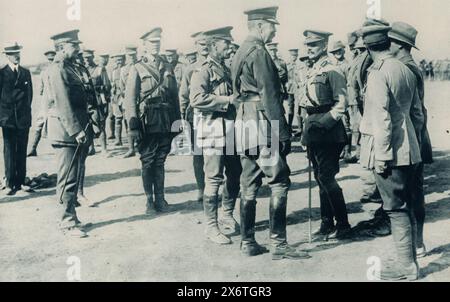 Une photographie de Lord Kitchener, secrétaire d'État à la Guerre, capturant l'admiration des troupes de l'ANZAC sur Gallipoli pendant la première Guerre mondiale, vers 1915. Les troupes de l'ANZAC, composées de soldats des corps d'armée australien et néo-zélandais, jouent un rôle crucial dans la campagne de Gallipoli. La visite de Lord Kitchener est importante car il évalue la situation sur le terrain et stimule le moral des troupes impliquées dans la campagne difficile et coûteuse contre l'Empire ottoman. Banque D'Images