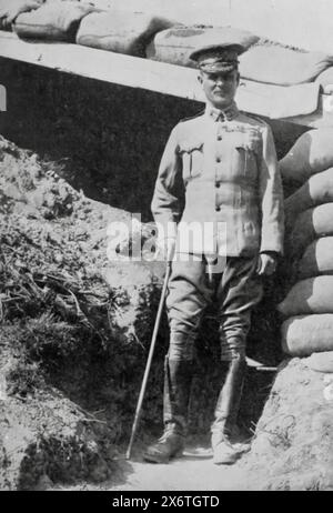 Photographie du lieutenant-général Sir William Riddell Birdwood, commandant du corps d'armée australien et néo-zélandais (ANZAC), prise au-dessus de Gaba Tepe, Gallipoli, contre une fortification de sacs de sable pendant la première Guerre mondiale. Birdwood a joué un rôle important dans la campagne de Gallipoli, supervisant la coordination et la stratégie des forces de l'ANZAC. Son leadership a joué un rôle déterminant dans la gestion de la logistique et le maintien du moral des troupes dans ce théâtre de guerre difficile. Banque D'Images