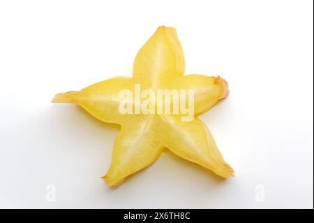 Fruit étoilé ou carambola (Averrhoa carambola), fruit tranché sur fond blanc Banque D'Images