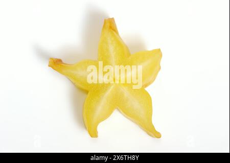 Fruit étoilé ou carambola (Averrhoa carambola), fruit tranché sur fond blanc Banque D'Images