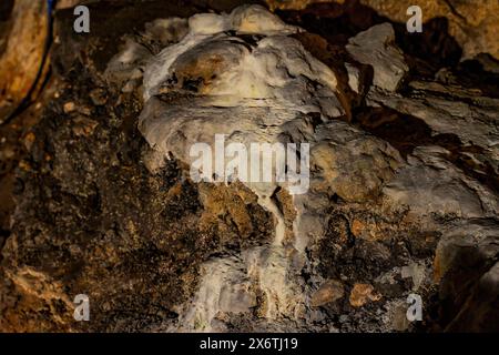 Stalactites et stalagmites dominent la scène dans les cavernes faiblement éclairées de la grotte de Lazar en Serbie Banque D'Images