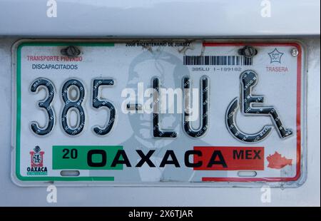 Oaxaca, Mexique. Plaque d'immatriculation d'automobile privée pour l'État d'Oaxaca, montrant l'emblème pour handicapés ou handicapés, permettant des privilèges de stationnement spéciaux. Banque D'Images