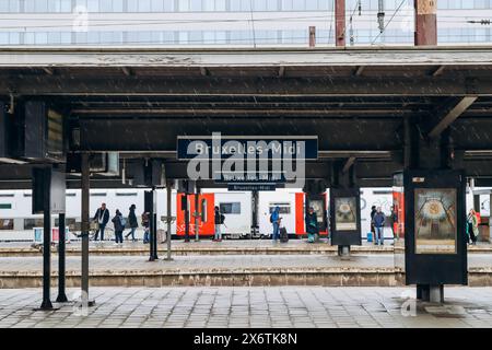 Bruxelles, Belgique - 21 octobre 2023 : une plate-forme de la gare de Bruxelles midi Banque D'Images