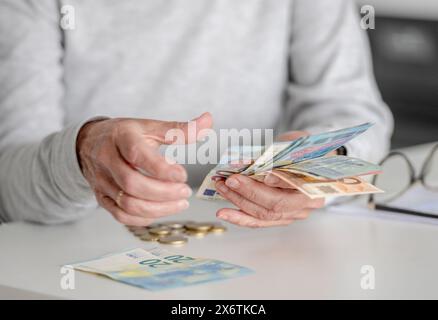 Les mains des femmes âgées comptent l'argent, les euros, en vue rapprochée Banque D'Images