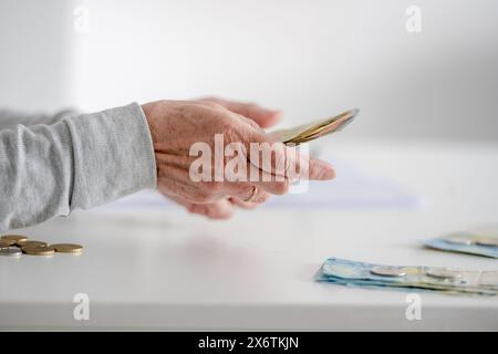 Les mains des femmes âgées comptent l'argent, les euros, en vue rapprochée Banque D'Images