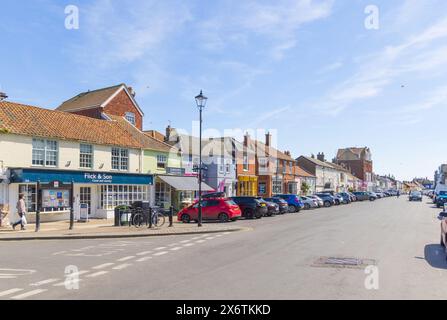 Vue sur les boutiques et les bâtiments d'Aldeburgh High Street. Suffolk. ROYAUME-UNI Banque D'Images