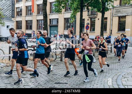 Anvers, Belgique - 22 octobre 2023 : les gens courent un marathon dans le centre d'Anvers Banque D'Images