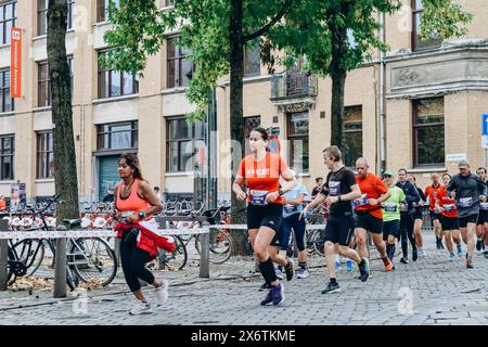 Anvers, Belgique - 22 octobre 2023 : les gens courent un marathon dans le centre d'Anvers Banque D'Images