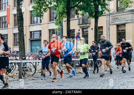 Anvers, Belgique - 22 octobre 2023 : les gens courent un marathon dans le centre d'Anvers Banque D'Images