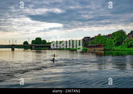 Ambiance nocturne sur le fleuve Neckar, Heidelberg, Bade-Wuerttemberg, Allemagne Banque D'Images