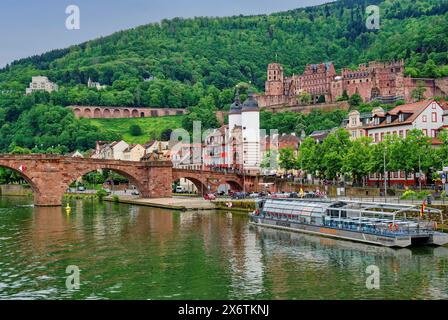 Porte de la ville de Heidelberg, vieux pont et ruines du château de Heidelberg sur le fleuve Neckar, vieille ville de Heidelberg, Bade-Wuerttemberg, Allemagne Banque D'Images