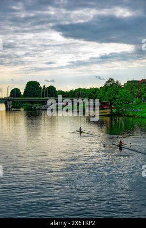 Ambiance nocturne sur le fleuve Neckar, Heidelberg, Bade-Wuerttemberg, Allemagne Banque D'Images