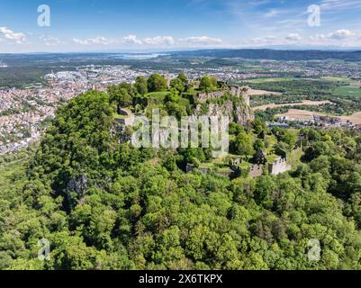 Vue aérienne du cône volcanique de Hohentwiel avec les plus grandes ruines de forteresse d'Allemagne, derrière elle la ville de Singen am Hohentwiel, à l'horizon ouest Banque D'Images