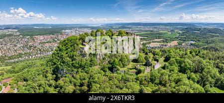 Vue aérienne, panorama du cône volcanique Hohentwiel avec la plus grande ruine de forteresse d'Allemagne, derrière elle la ville de Singen am Hohentwiel, sur la Banque D'Images