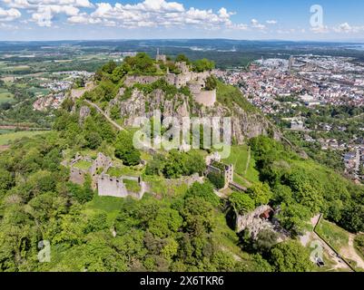 Vue aérienne du cône volcanique de Hohentwiel avec les plus grandes ruines de forteresse d'Allemagne, derrière elle la ville de Singen am Hohentwiel, sur la droite sur la Banque D'Images