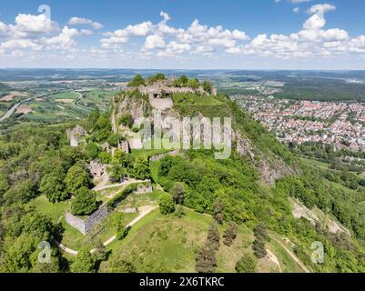 Vue aérienne du cône volcanique de Hohentwiel avec les plus grandes ruines de forteresse d'Allemagne, derrière elle la ville de Singen am Hohentwiel, district de Constance Banque D'Images