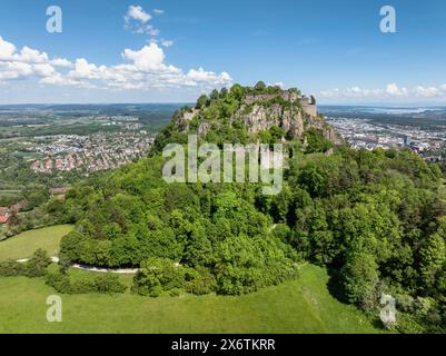 Vue aérienne du cône volcanique de Hohentwiel avec les plus grandes ruines de forteresse d'Allemagne, derrière elle la ville de Singen am Hohentwiel, sur la droite sur la Banque D'Images