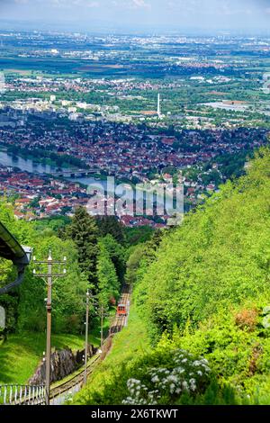 Vue depuis la gare de Koenigstuhl avec le Koenigstuhlbahn, le train de montagne Heidelberg, le funiculaire, Heidelberg, Bade-Wuerttemberg, Allemagne Banque D'Images