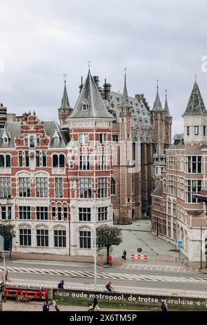 Anvers, Belgique - 22 octobre 2023 : Centre historique d'Anvers le long de la rivière. Banque D'Images