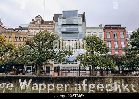 Anvers, Belgique - 22 octobre 2023 : Centre historique d'Anvers le long de la rivière. Banque D'Images