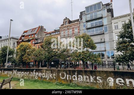 Anvers, Belgique - 22 octobre 2023 : Centre historique d'Anvers le long de la rivière. Banque D'Images