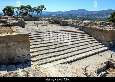 Vue de Propylaea monumental grand escalier vol de marches en face de l'ancien palais dans le site archéologique sur la colline de Phaistos de Minoan Banque D'Images