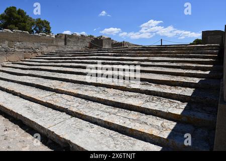 Vue de Propylaea monumental grand escalier en face de l'ancien palais dans le site archéologique sur la colline de Phaistos de la culture minoenne de pré-grec Banque D'Images