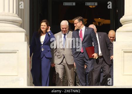 Washington, DC, États-Unis. 16 mai 2024. Président de la Chambre des représentants des États-Unis Mike Johnson (R-La.) Dirige la direction de GOP House hors du Capitole pour une conférence de presse sur les marches. Crédit : Philip Yabut/Alamy Live News Banque D'Images