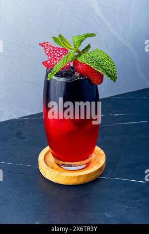 Cocktail rafraîchissant aux baies rouges avec garniture à la menthe Banque D'Images