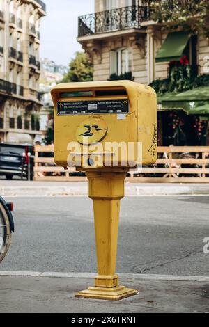 Paris, France - 1er octobre 2023 : boîte aux lettres parisienne jaune typique dans la rue Banque D'Images