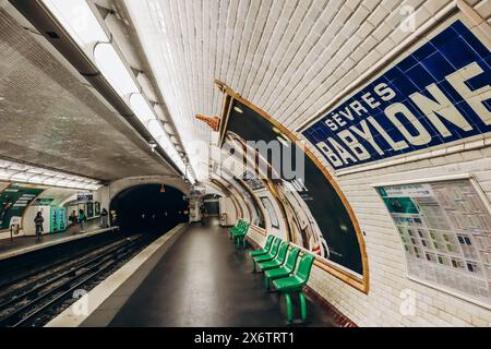 Paris, France - 1er octobre 2023 : station de métro Sèvres-Babylone à Paris Banque D'Images